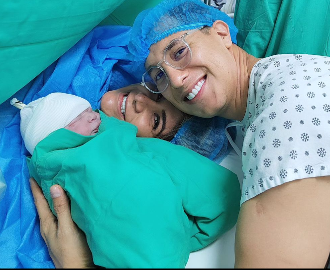 Los pastores Anaís Solís y su esposo en el nacimiento de Jacob. Foto: Instagram