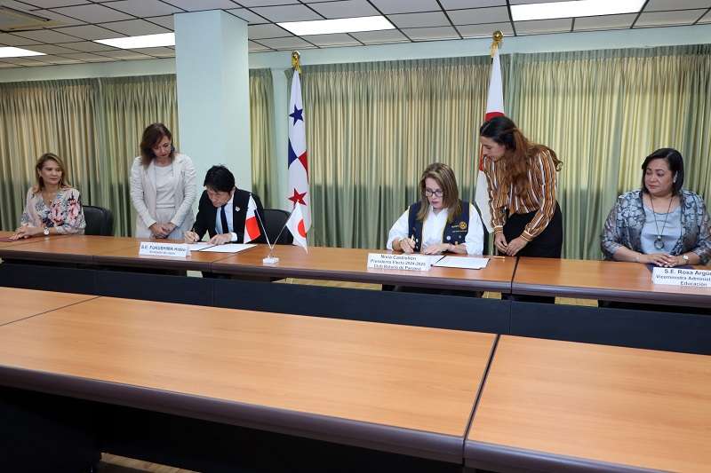 El embajador de Japón, Hideo Fukushima, y la presidenta electa para el periodo 2024-2025 del Club Rotario de Panamá, Nivia Roxana Castrellón, firmaron el contrato para que se efectúen los proyectos comunitarios.