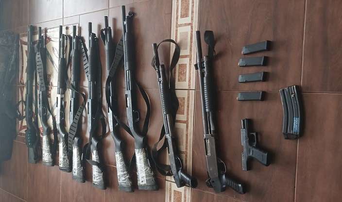 Le corresponderá a las autoridades investigar qué hacían estas armas en la residencia allanada.