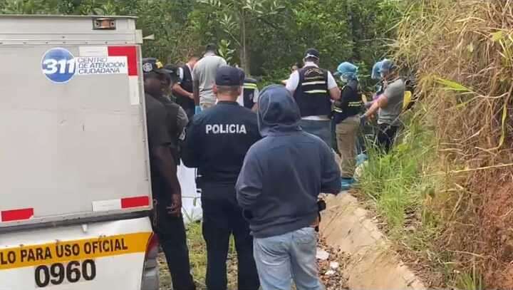 Levantamiento del cadáver en Loma del Sapo, Pedregal.  (Foto-Video: Landro Ortíz)