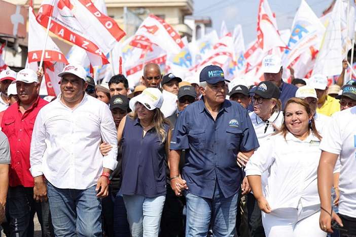 José Raúl Mulino, acompañado de cientos de candidatos, líderes y simpatizantes, participó de dos extensas caminatas este domingo en Las Tablas y Sabana Grande.