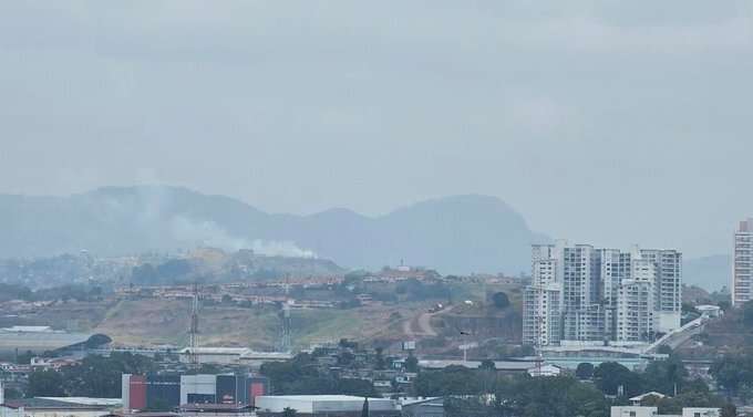 Comunidades aledañas al vertedero y otras zonas de la ciudad capital afectadas por el humo blanco que proviene del fuego.