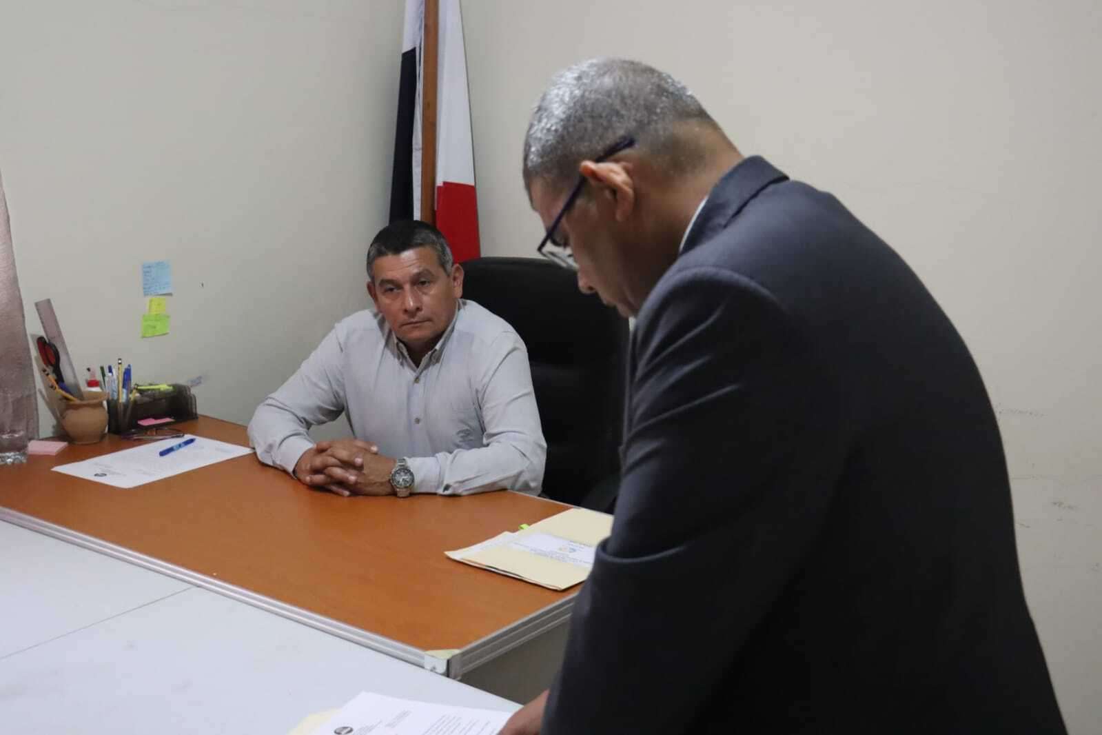 Fiscal Batista revisa documentación de la junta comunal.