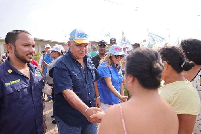 El candidato presidencial José Raúl Mulino, realizó dos grandes caminatas por la ciudad de Aguadulce.