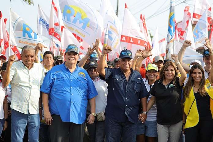 El candidato presidencial por la alianza de los partidos Realizando Metas y Alianza, José Raúl Mulino, recorrió este domingo las comunidades de Tocumen.