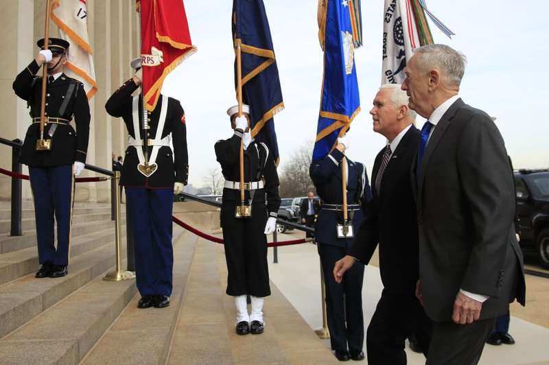 El secretario de Defensa Jim Mattis da la bienvenida al Pentágono al vicepresidente Mike Pence el miércoles 19 de diciembre de 2018. (Foto de AP / Manuel Balce Ceneta)