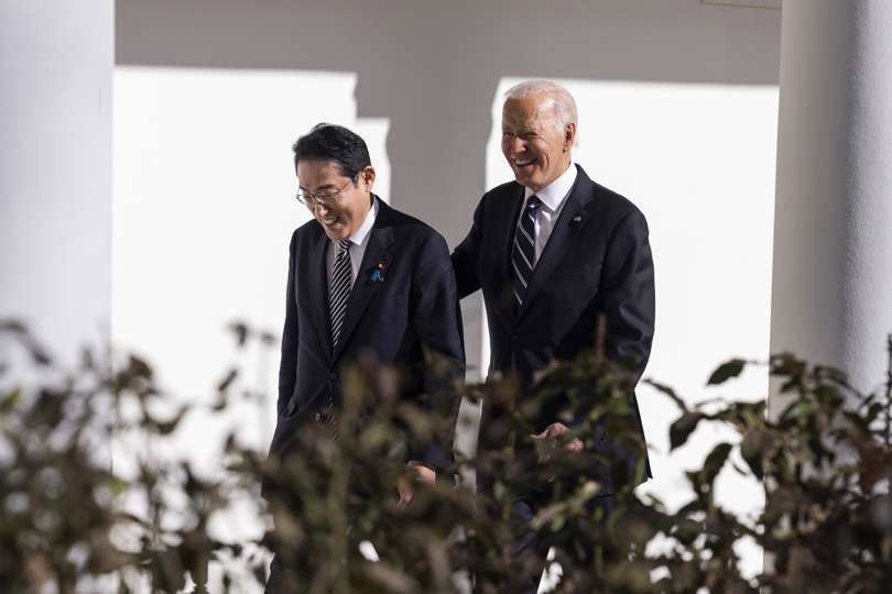 El presidente de EE.UU., Joe Biden (d), y el primer ministro de Japón, Kishida Fumio (i) se reúnen en la Casa Blanca, en Washington, este 13 de enero de 2023. EFE