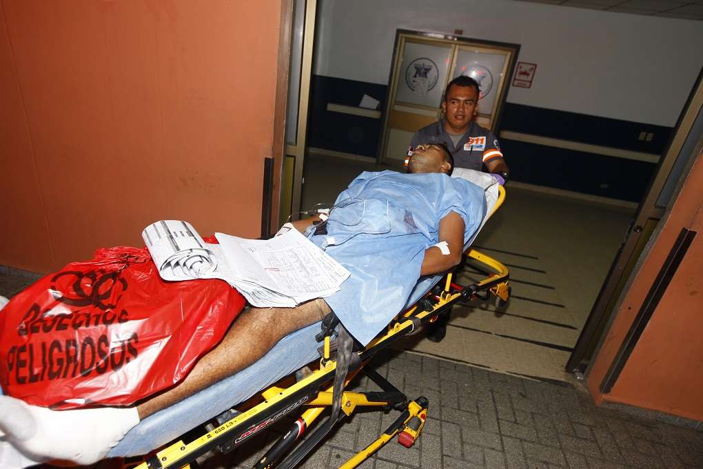 Vista del ingreso de la víctima al cuarto de urgencias del Hospital Santo Tomás. Foto: Alexander Santamaría