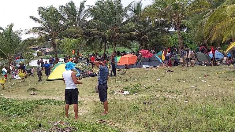 Los migrantes utilizan las playas para instalar sus tiendas de campaña.