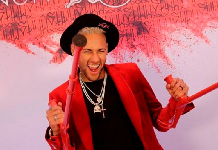 Neymar decidió celebrar sus 27 años en una fiesta exclusiva a la cual los invitados acudieron de color rojo. Foto: Twitter