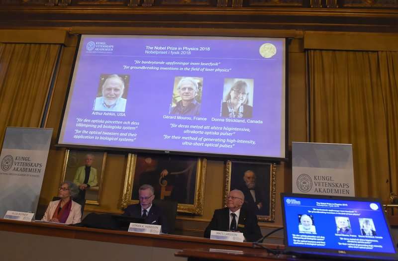 Los tres científicos de los Estados Unidos, Francia y Canadá han sido galardonados con el Premio Nobel de física por los avances en física láser. AP