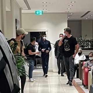 Novak Djokovic en el aeropuerto de Melbourne al ser deportado. 