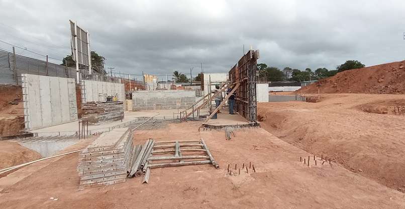 Vista general de los trabajos adelantados en la construccion del estadio Justino Salinas.