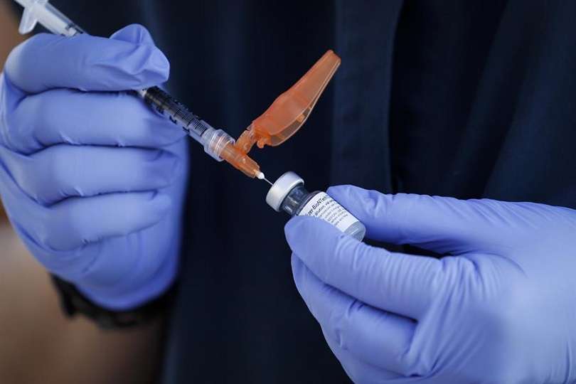 Personal sanitario prepara la vacuna contra la covid-19.EFE