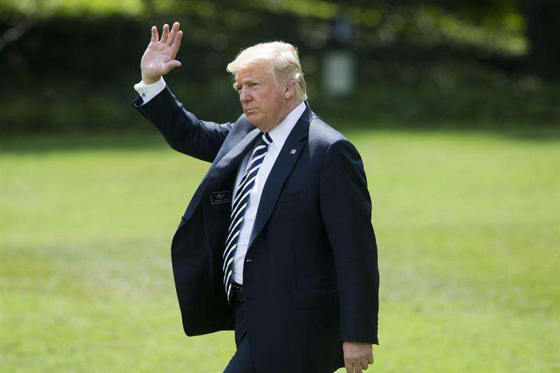 El presidente estadounidense, Donald Trump, camina por el jardín de la Casa Blanca antes de subir al helicóptero presidencial en Washington D.C (Estados Unidos) hoy, 31 de agosto del 2018. EFE