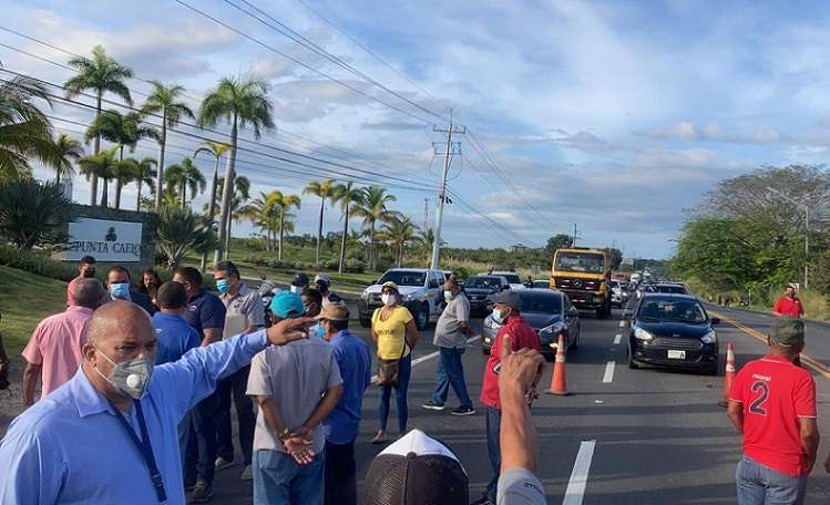 Los transportistas, quienes cubren rutas hacia poblados de Chame y San Carlos, exigían la presencia de las autoridades del ATTT).