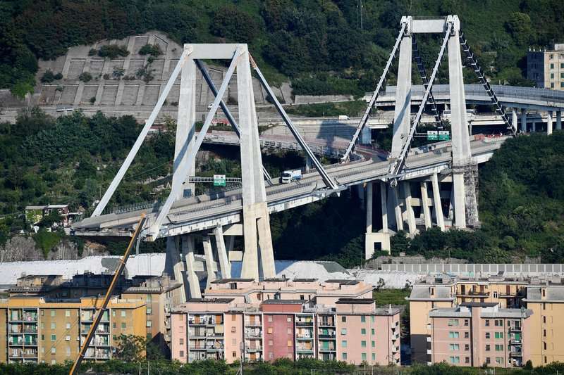 Vista del puente de la carretera Morandi parcialmente colapsado, en Génova, Italia, el domingo, 19 de agosto de 2018. La cifra no oficial de muertes en el colapso del martes se elevó a 43 el sábado. AP
