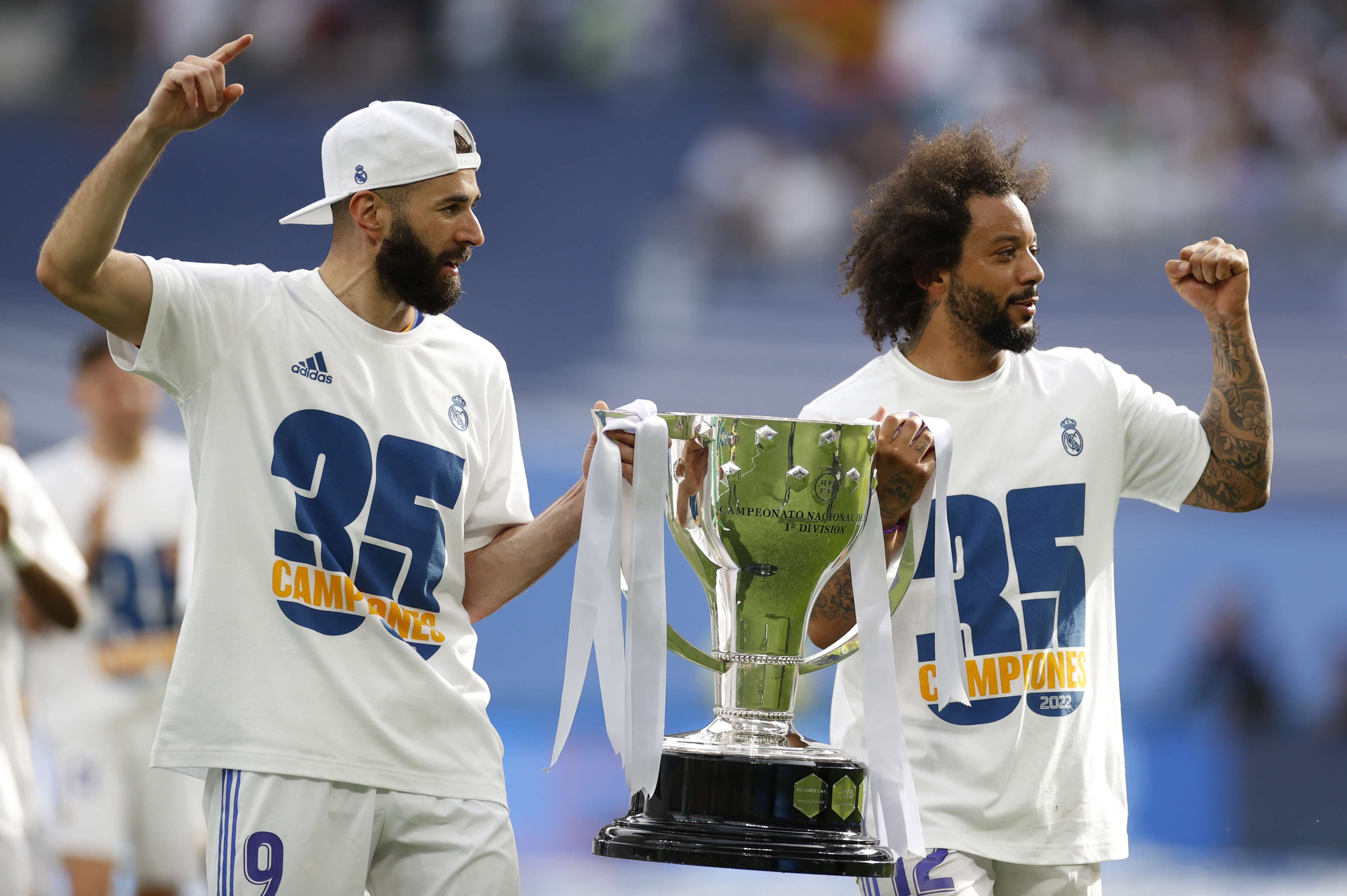 Karim Benzemá (i) y Marcelo Vieira celebran el título de Liga. /Foto: EFE