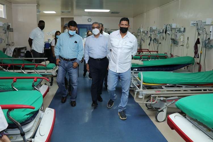 Ministro de Salud, Luis Francisco Sucre, se reunió con el personal médico del hospital Nicolás A. Solano.