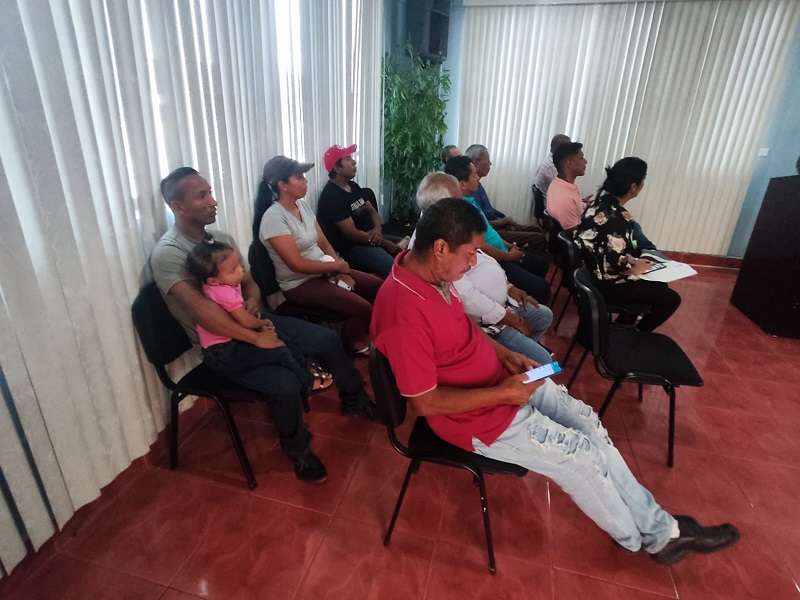 Este jueves, un grupo de residentes acudió ante las autoridades municipales para solicitar su intervención e intentar lograr la interconexión eléctrica.