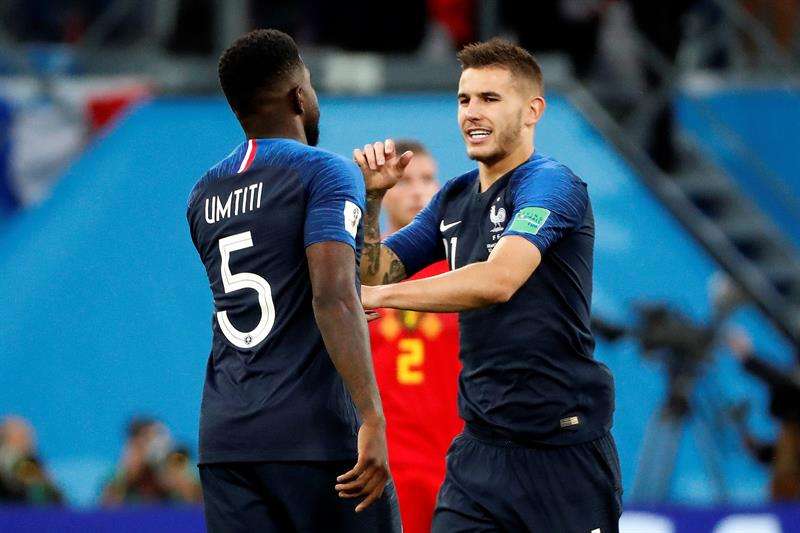El defensa francés Samuel Umtiti (i) celebra con el defensa francés Lucas Hernández (d) tras marcar el 1-0 durante el partido Francia-Bélgica, de semifinales. Foto EFE