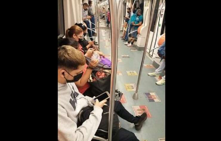 Personas de todas las edades no se colocan sus caretas al viajar en el metro.