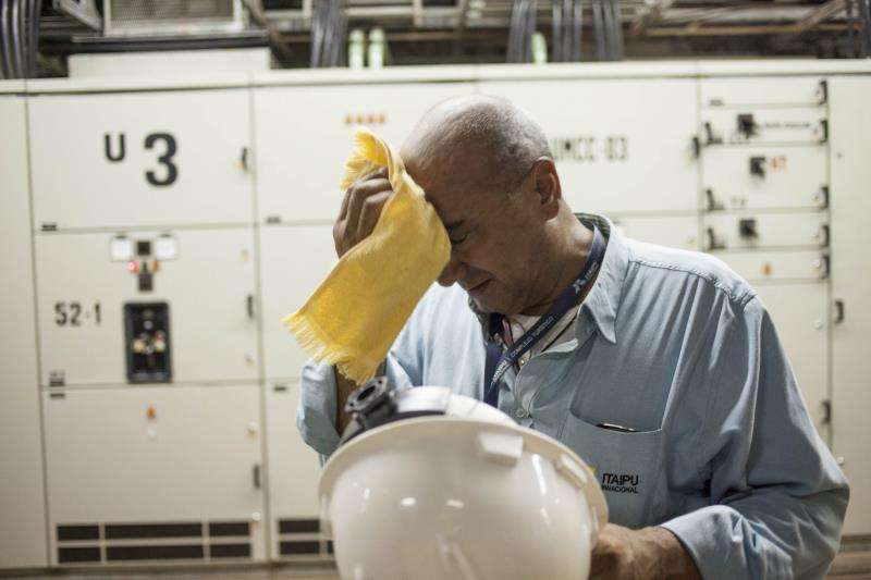 Imagen de un trabajador secándose el sudor. EFE/Archivo