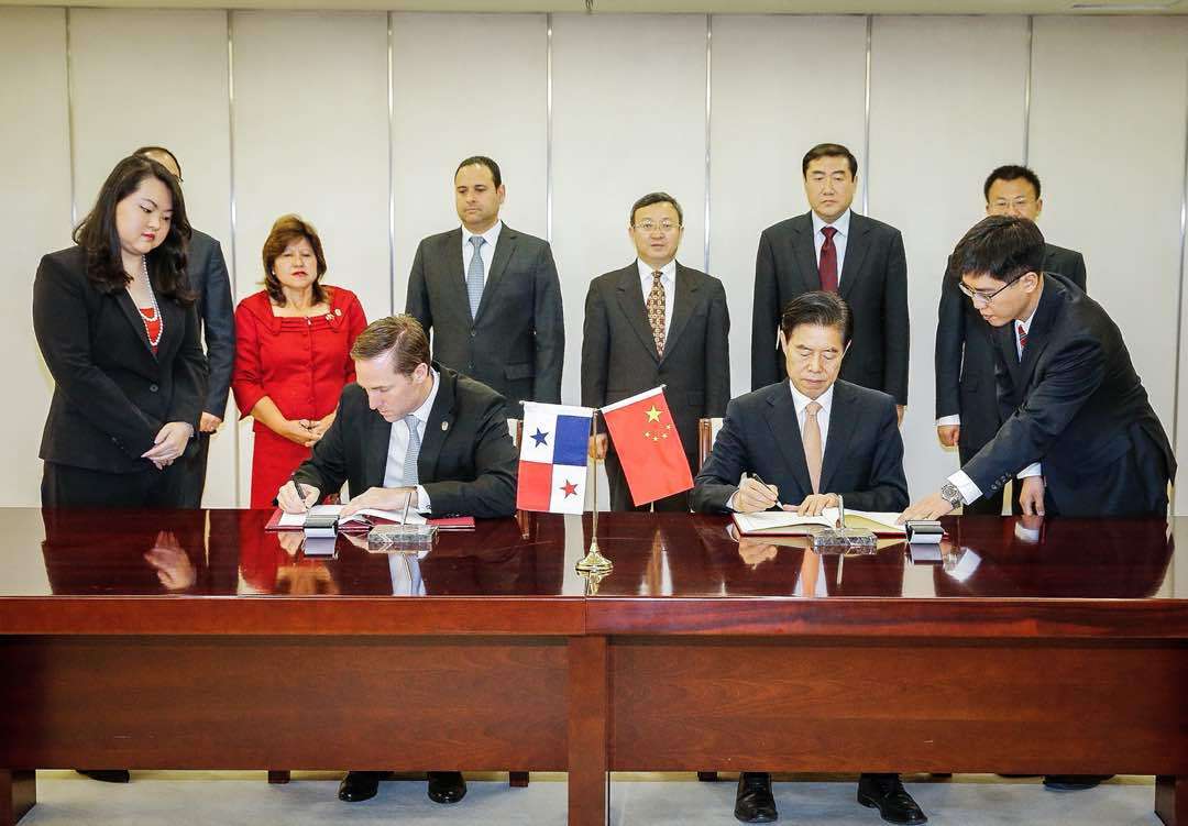 En un acto oficial celebrado este martes en Pekín, ambos ministros confirmaron que la primera ronda de negociación del acuerdo comercial.  Foto: Cortesía