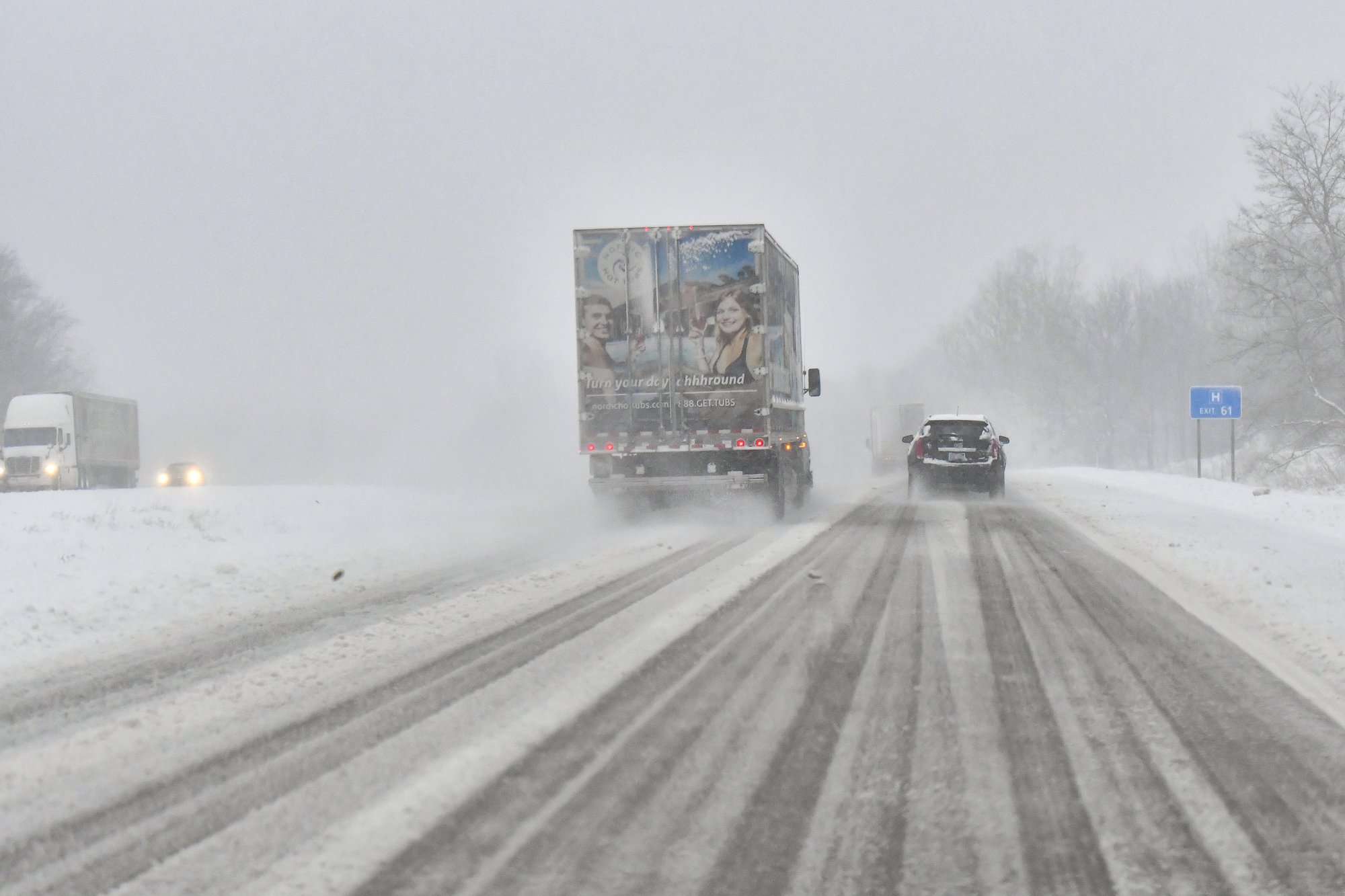 Las autoridades advirtieron que los caminos estaban helados y cubiertos de nieve y animaron a las personas a mantenerse fuera de los caminos a menos que el viaje fuera esencial. AP