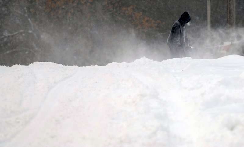 El viento levanta la nieve mientras que un residente de Bismarck, Dakota del Norte, recibió la entrada de su casa con una barredora. AP
