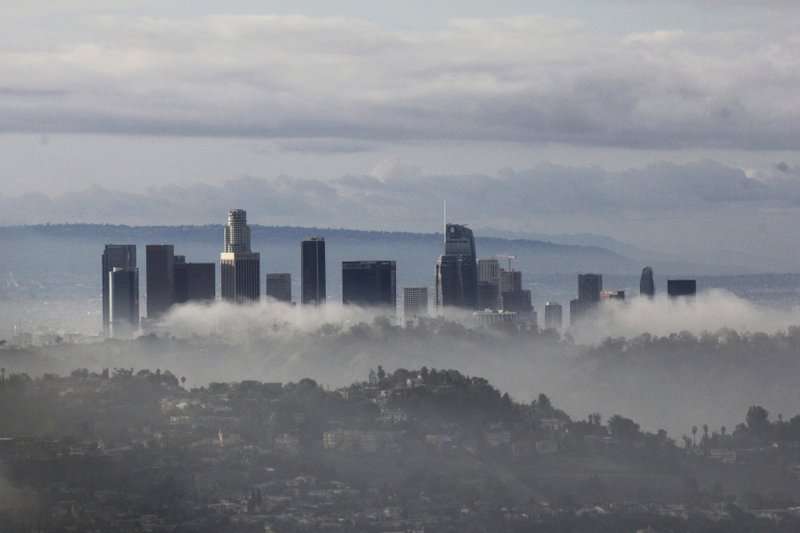 Rascacielos se alzan sobre nubes y niebla el domingo, 6 de enero del 2019, en Los Ángeles, luego que una tormenta azotó con lluvias y nevadas el sur de California. AP