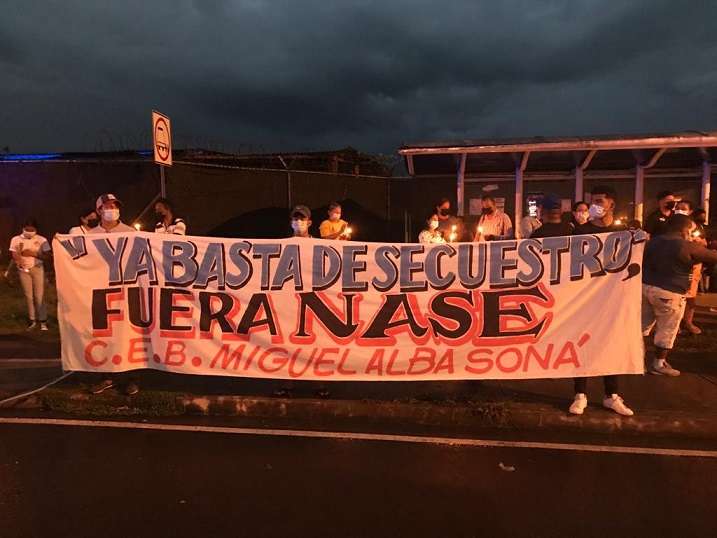 El pasado 23 de abril, un grupo del movimiento que lucha por la construcción del plantel, se manifestó en las instalaciones de la aseguradora NASE.