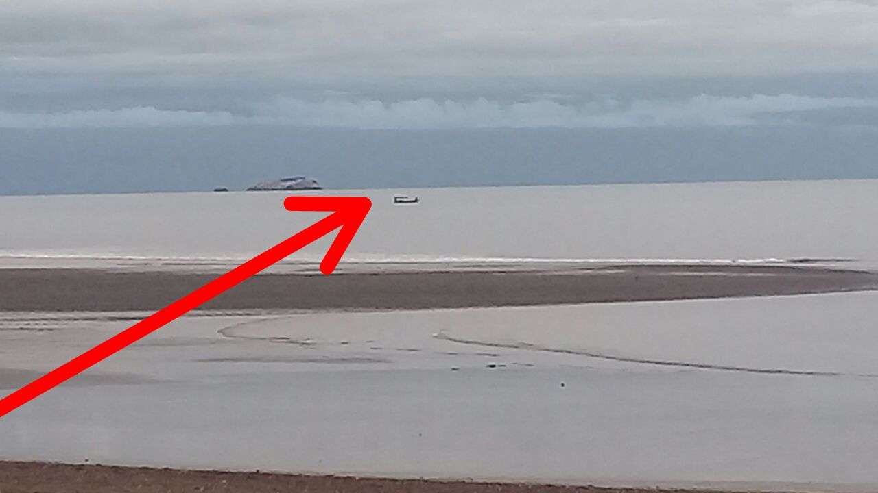 Vista del punto donde impactó la avioneta en el mar.