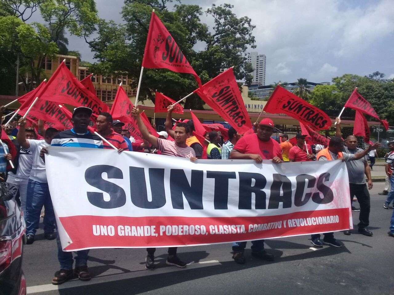 Suntracs en conjunto con grupos universitarios, se manifestaron nuevamente en la vía, cerrando un paño de la importante arteria vehicular. Foto: Yorlenne Morales