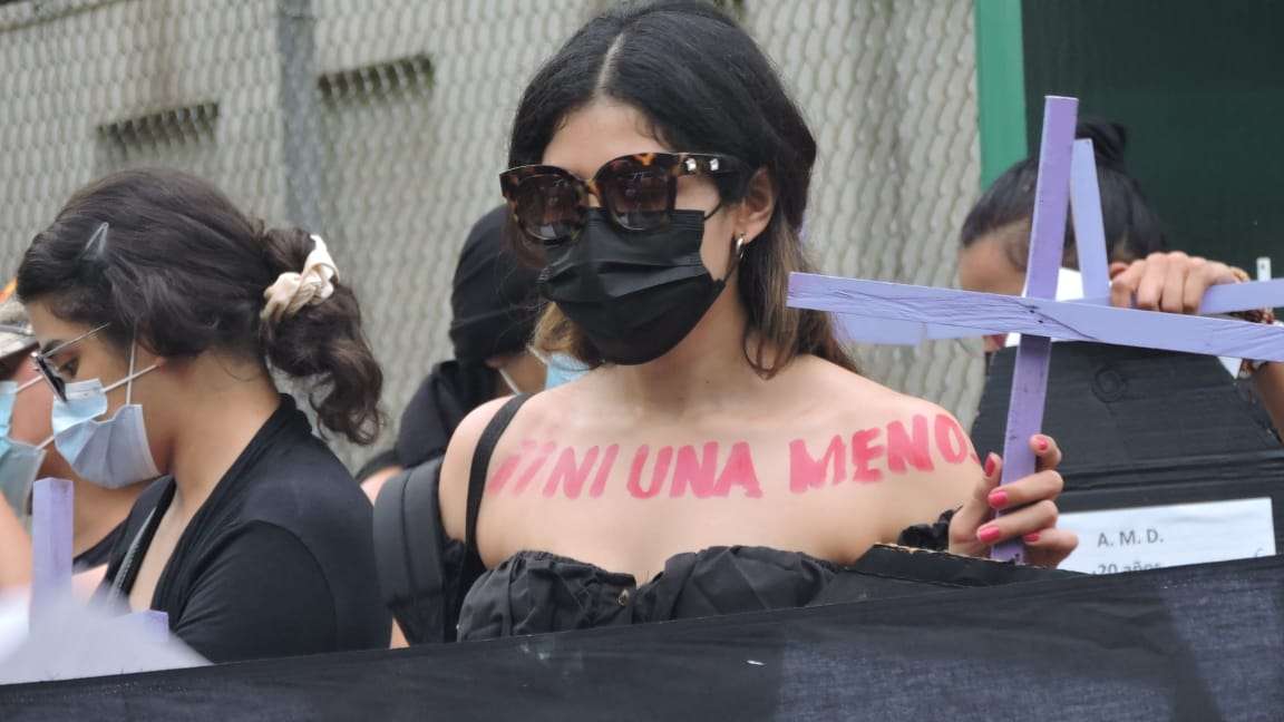 Algunas de las manifestantes tenían la frase &quot;Ni una menos&quot; escrita en la piel.  Foto: Landro Ortiz 