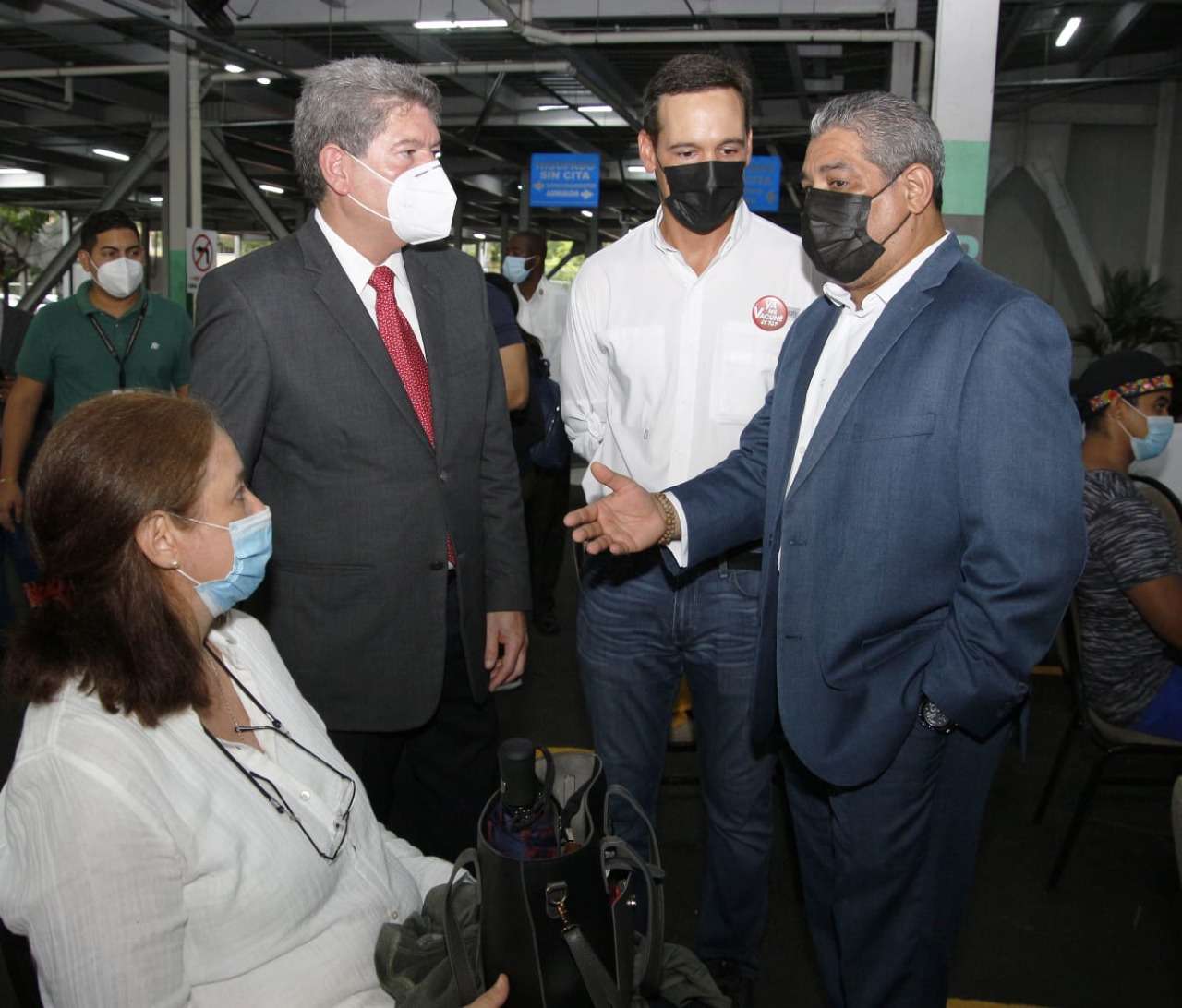 El ministro Luis Francisco Sucre recorrió hospitales privados de la capital 