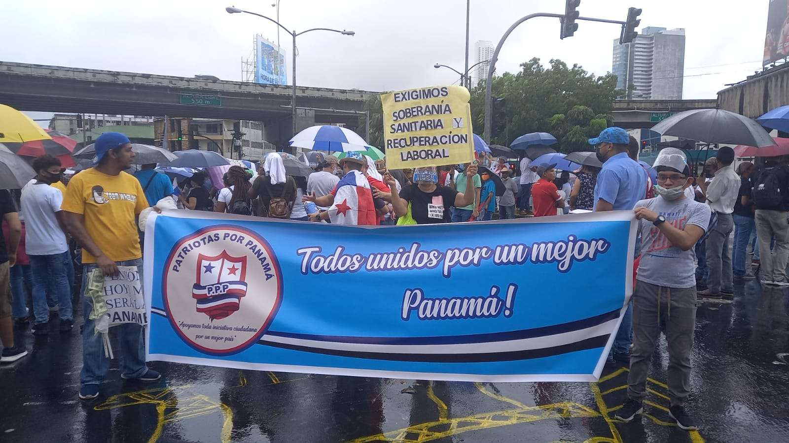 Varios grupos participaron de la protesta. Foto/ Video: Landro Ortiz 