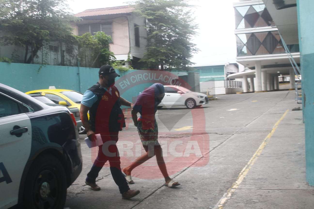 Muñlequín llegó con esposado de manos a la sede del SPA en Plaza Agora.. Foto/Video: Edwards Santos 