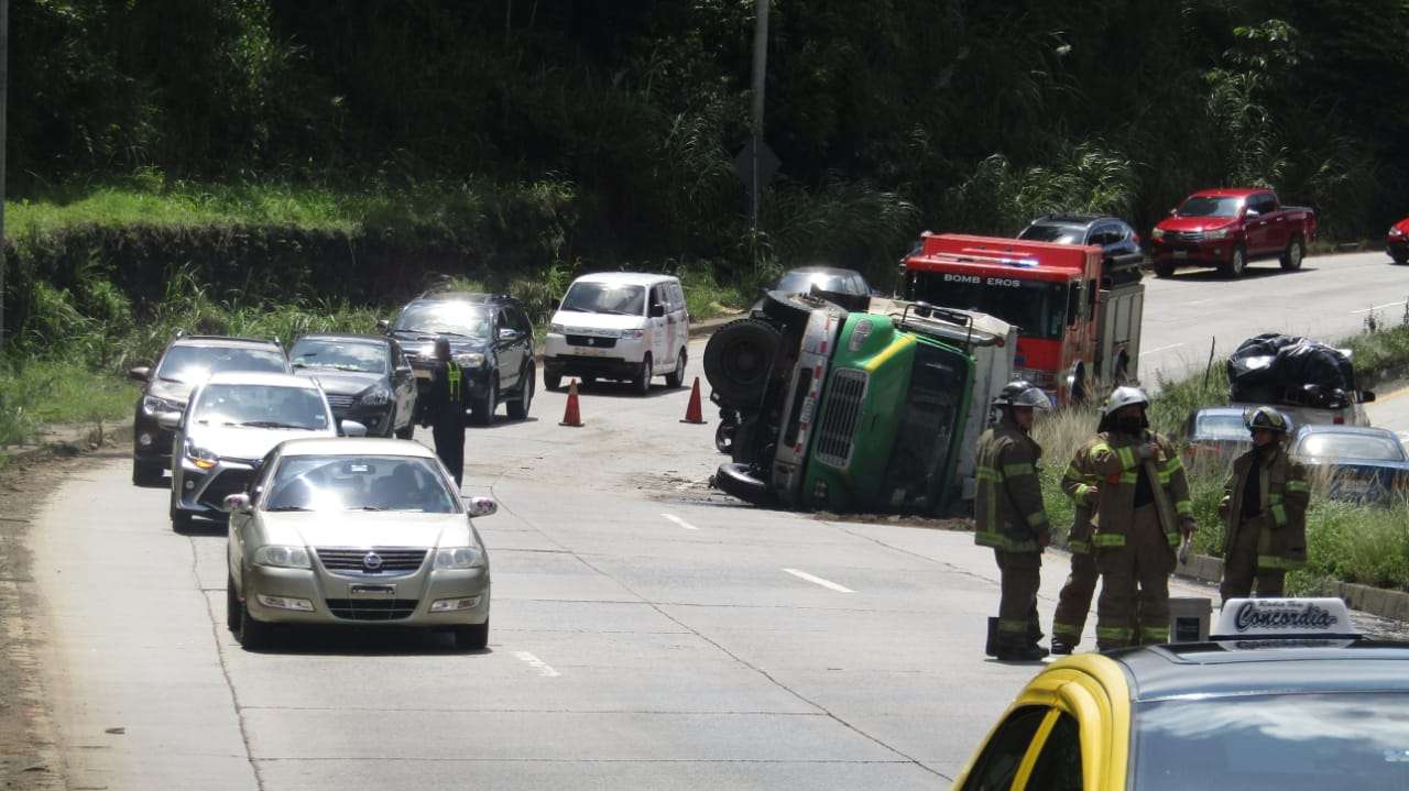 El accidente provocó el cierre de dos de los tres carriles de la vía rápida. Foto/Video: Edwrads Santos 