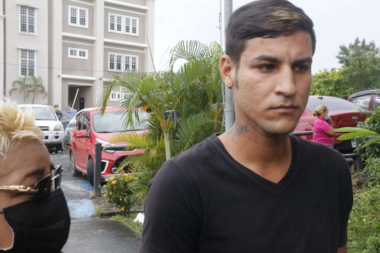 El hombre de 30 años y 5 de residir en Panamá tiene un tatuaje en la parte derecha del cuello. Foto: Landro Ortiz