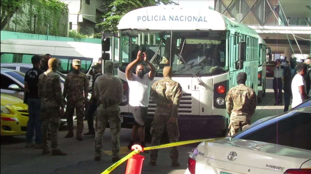 Los 57 indiciados llegan a la sede del SPA. Fotros/Videos Edwards Santos 