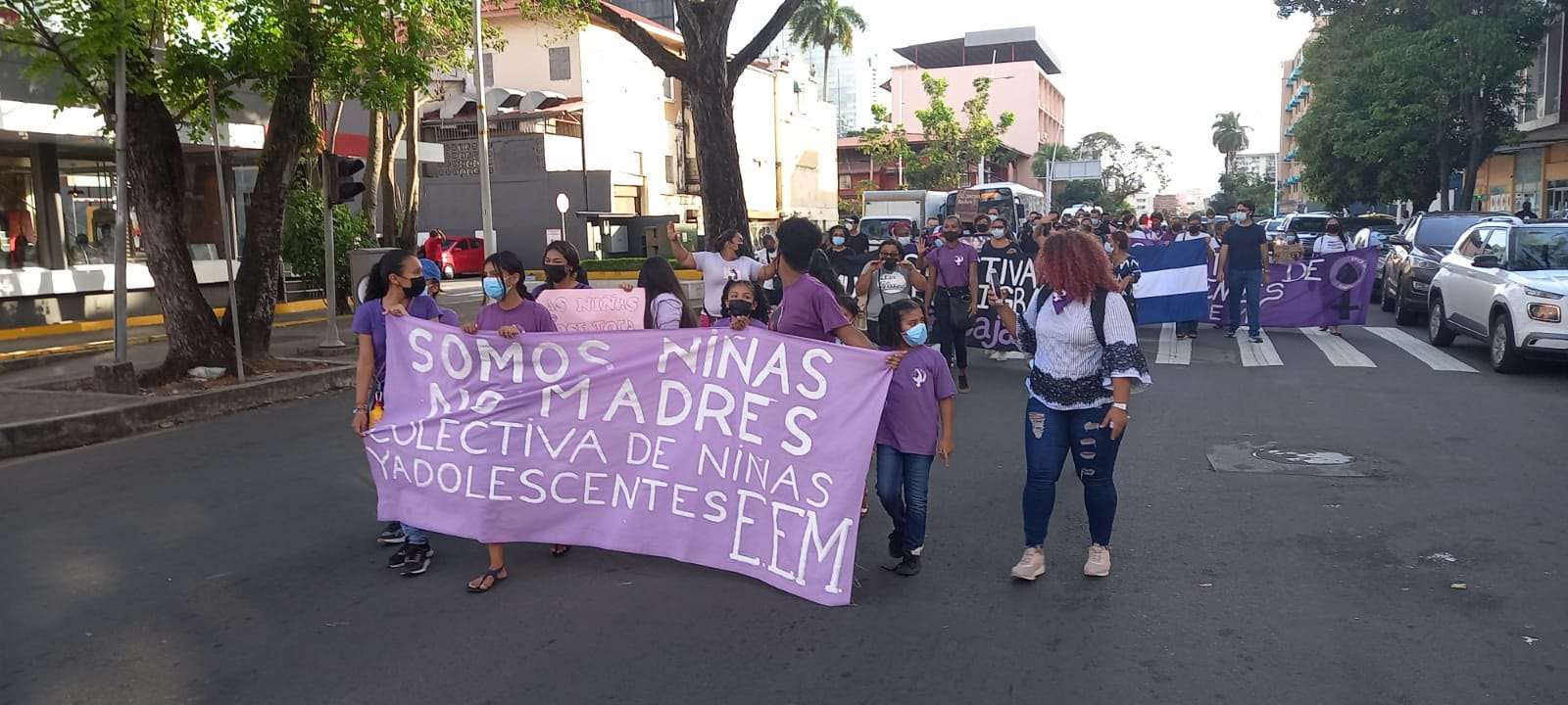 Las manifestantes portaban pancartas con mensajes en defensa de la mujer. Fotos: Alexander Santamaría 