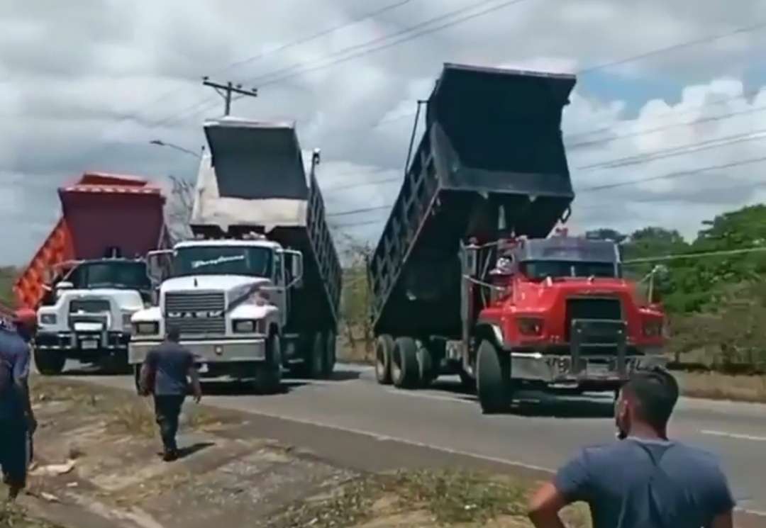 Los pesos pesados,  los camioneros de volquetes se unieron hoy a la lucha de los residentes de Tortí para exigir que el gobierno cumpla con la construcción de una carretera.