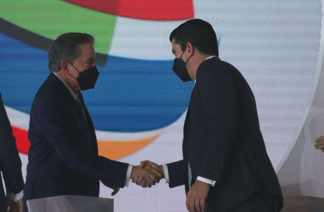 El mandatario Laurentino Cortizo estrecha la mano al presidente de la Cámara de Comercio, Industrias y Agricultura de Panamá, Jorge García Icaza, organizador de la feria internacional
