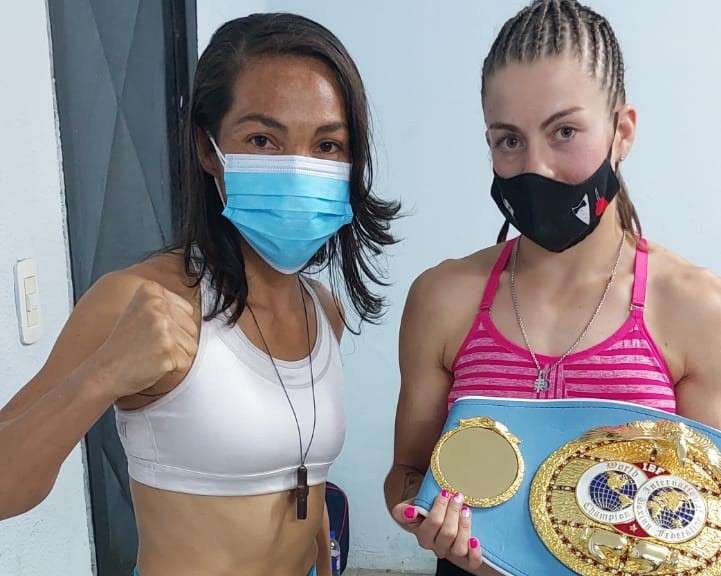 La boxeadora panameña Yaditza Pérez (izq.) y la campeona mundial, la argentina Evelin Bermúdez.
