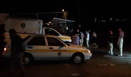 Unidades de la Policía Nacional se presentaron a la escena del crimen para iniciar la investigación del caso. Foto: Alexander Santamaría