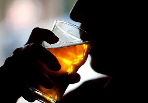 ¡La rumba se alarga! Alcaldía pone horario para vender guaro durante fiestas