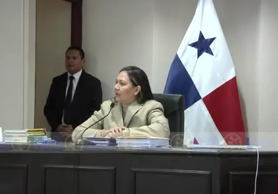 Jueza Baloisa en una camisa de fuerza: advierten que caso Fisher solo puede estar suspendido 10 días