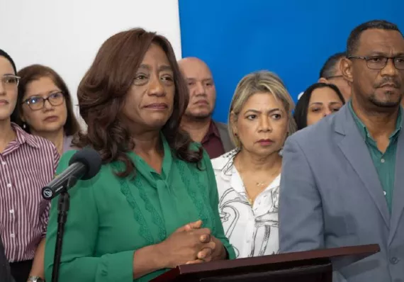 Lucy renuncia en medio de la polémica por la compra de laptops