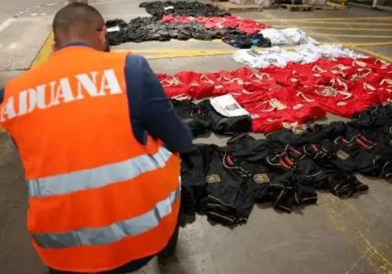 Aduanas: trabajadores exigen pagos y cuestionan despidos